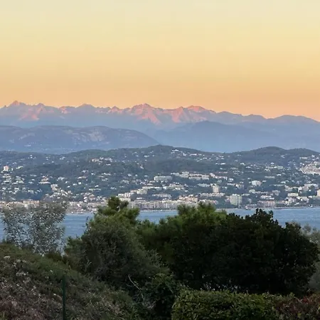 Vue Et Sur La Baie De Cannes Piscine 450m2 Randonnee Vtt Au Pied De L Esterel *